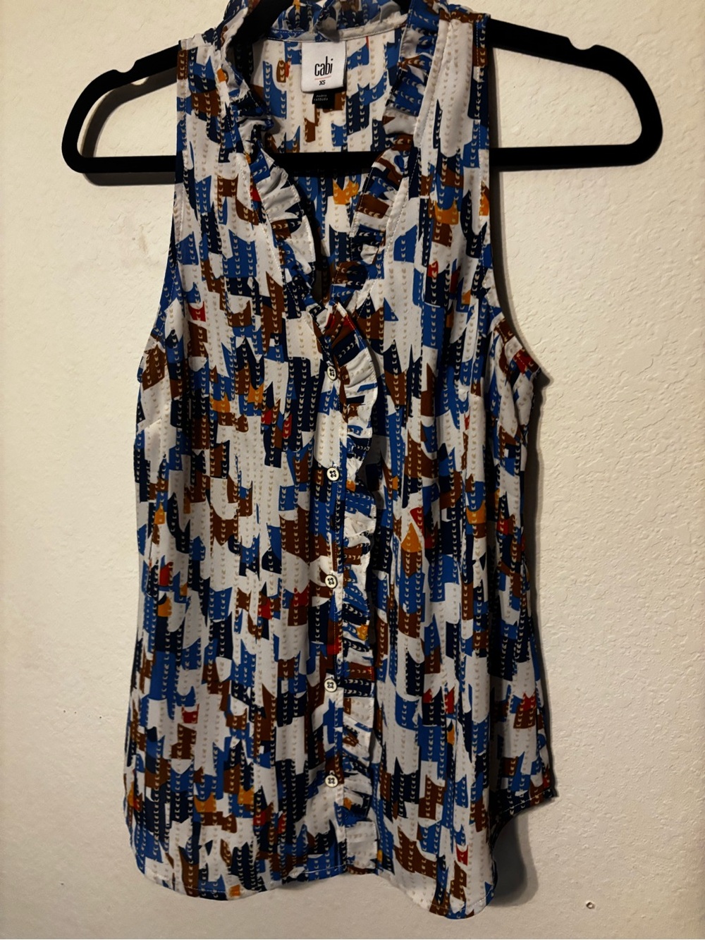CAbi Sleeveless Ruffle Button Blouse Size XS Abstract Print Style 6106